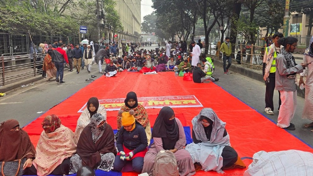 শাহবাগ মোড়ে ইকিলাব মঞ্চ