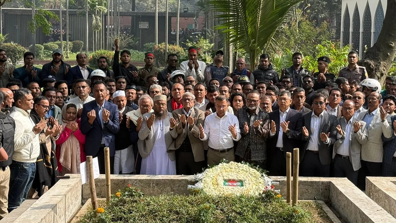 শহীদ শরীফ ওসমান হাদির কবর জিয়ারত করেন বিএনপির ভারপ্রাপ্ত চেয়ারম্যান তারেক রহমান