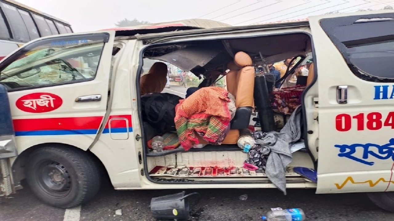 ট্রাক ও অ্যাম্বুলেন্সের মুখোমুখি সংঘর্ষ