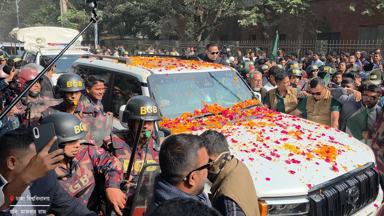 বিএনপির ভারপ্রাপ্ত চেয়ারম্যান তারেক রহমানকে বহনকারী গাড়ি। ছবি : সংগৃহীত