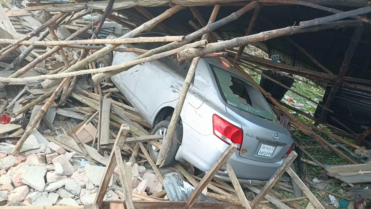 চায়ের দোকানে প্রাইভেট কার