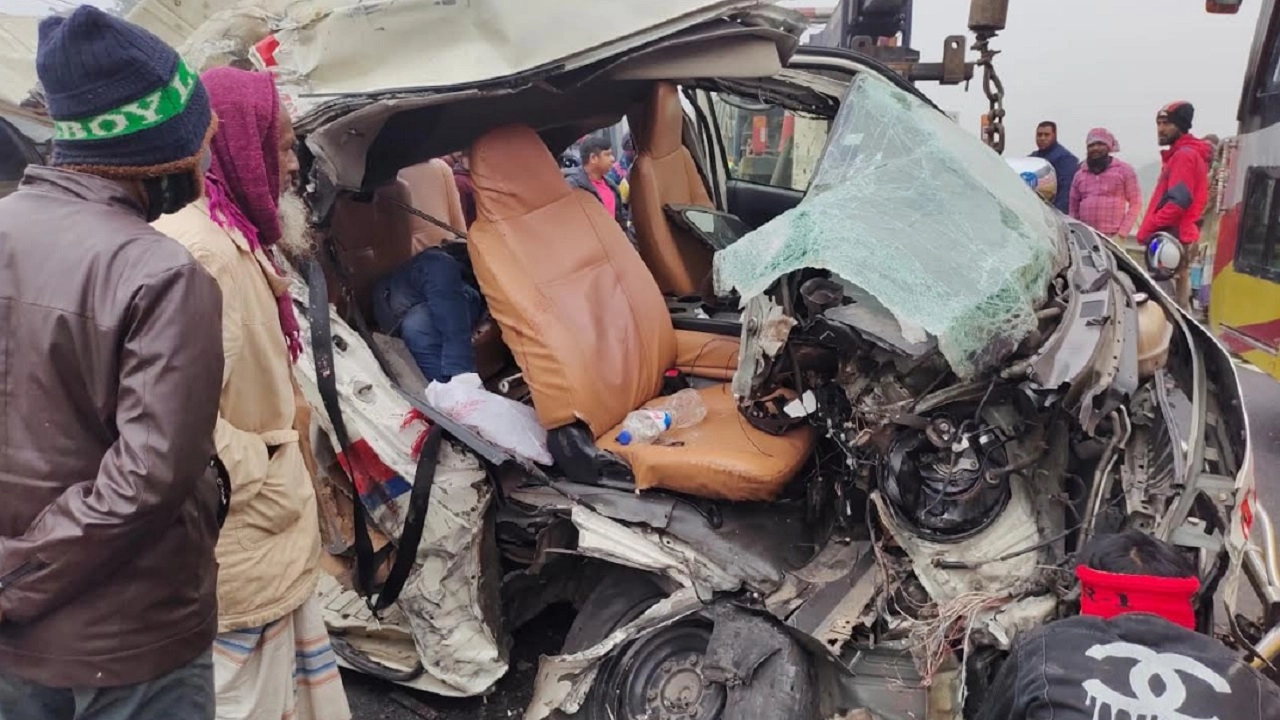 অ্যাম্বুলেন্স-ট্রাক মুখোমুখি সংঘর্ষ