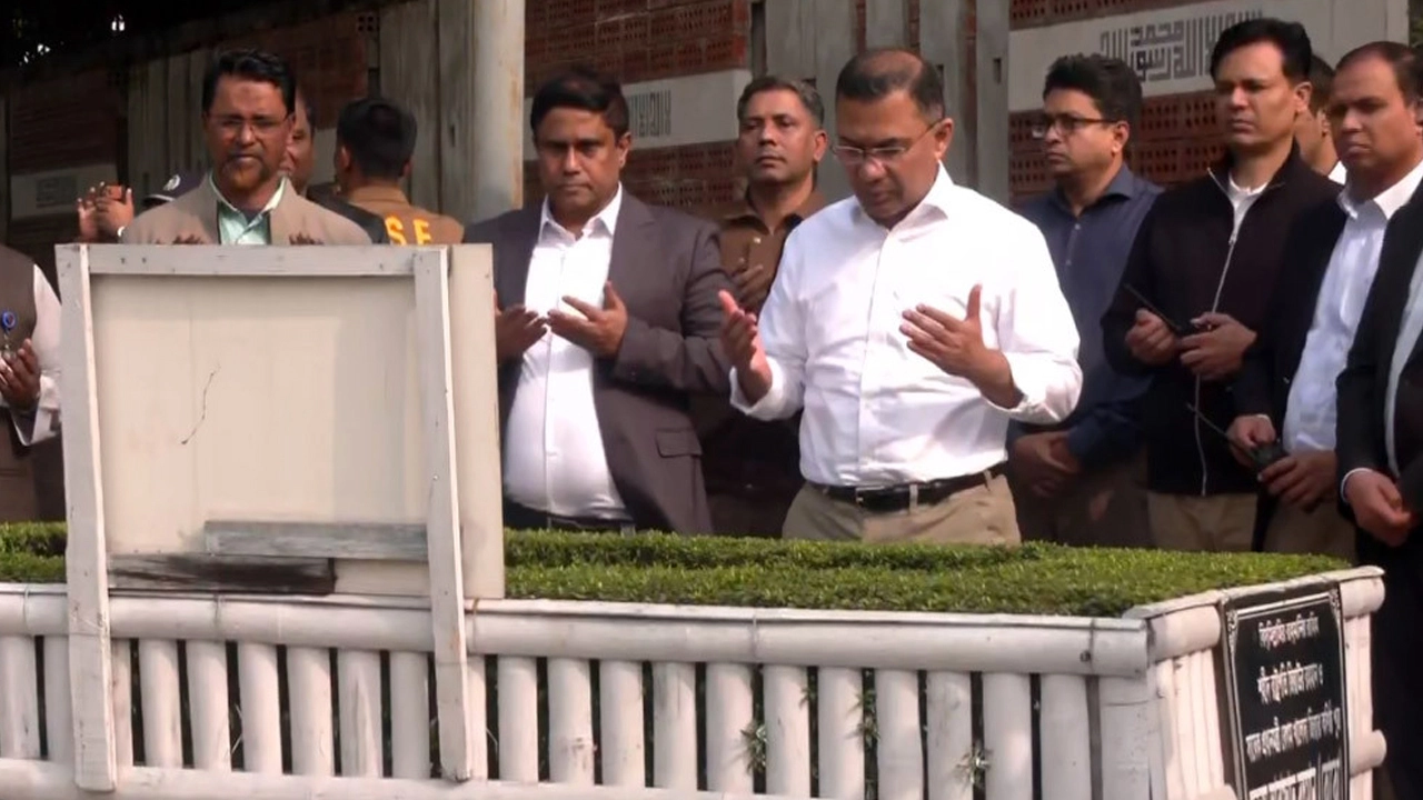 ছোট ভাই আরাফাত রহমান কোকোর কবর জিয়ারত করলেন বিএনপির ভারপ্রাপ্ত চেয়ারম্যান তারেক রহমান।