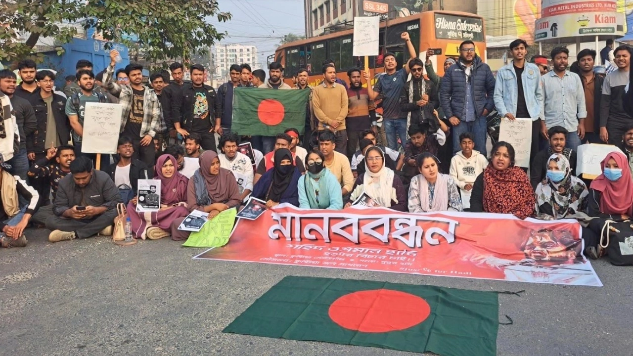 কুষ্টিয়ায় মহাসড়ক অবরোধ করে বিক্ষোভ