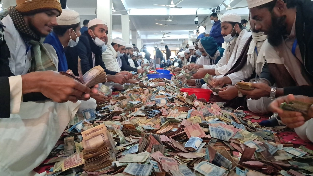 পাগলা মসজিদের দানসিন্দুকে পাওয়া টাকা গননা করা হচ্ছে