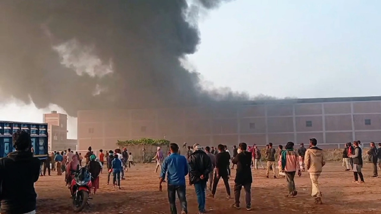 বিআইডব্লিউটিএ ড্রেজার পাইপ বয়া গুদামে ভয়াবহ অগুন