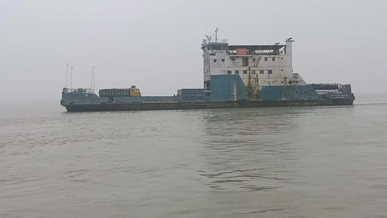 দৌলত‌দিয়া-পাটু‌রিয়া নৌরু‌টে ফে‌রি চলাচল বন্ধ