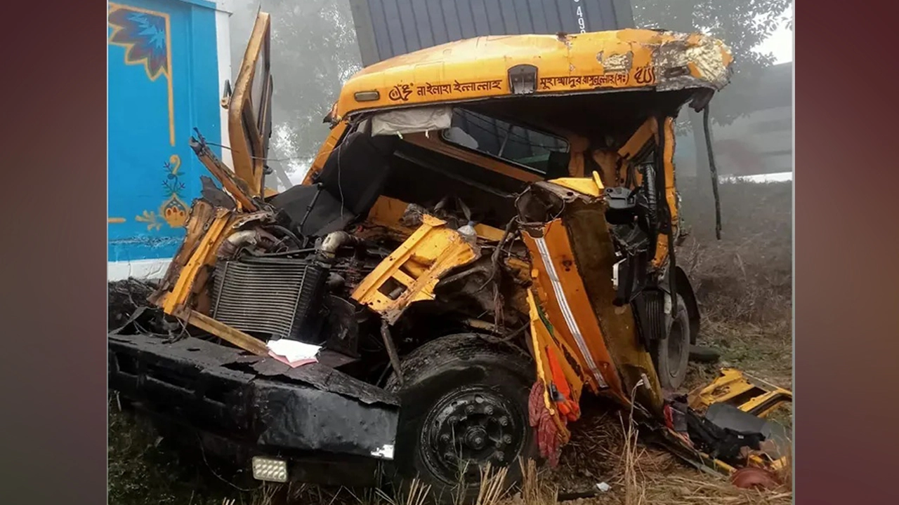 দুমড়ে মুচড়ে যাওয়া লরি গাড়ী