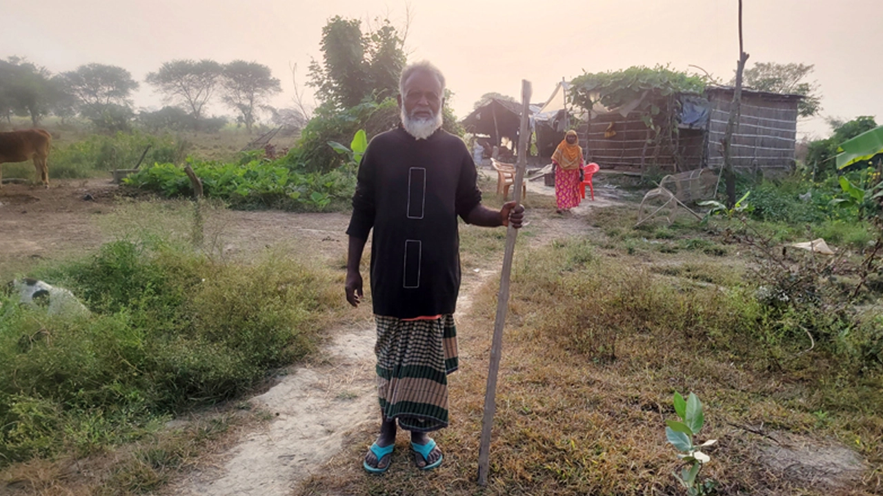রাজশাহীর ষাট বিঘা চরে ক্ষুব্ধ হয়ে উঠেছে শিয়ালের দল