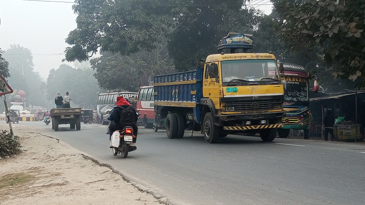 শীতে কাঁপছে উত্তরের জনপদ দিনাজপুরের মানুষ