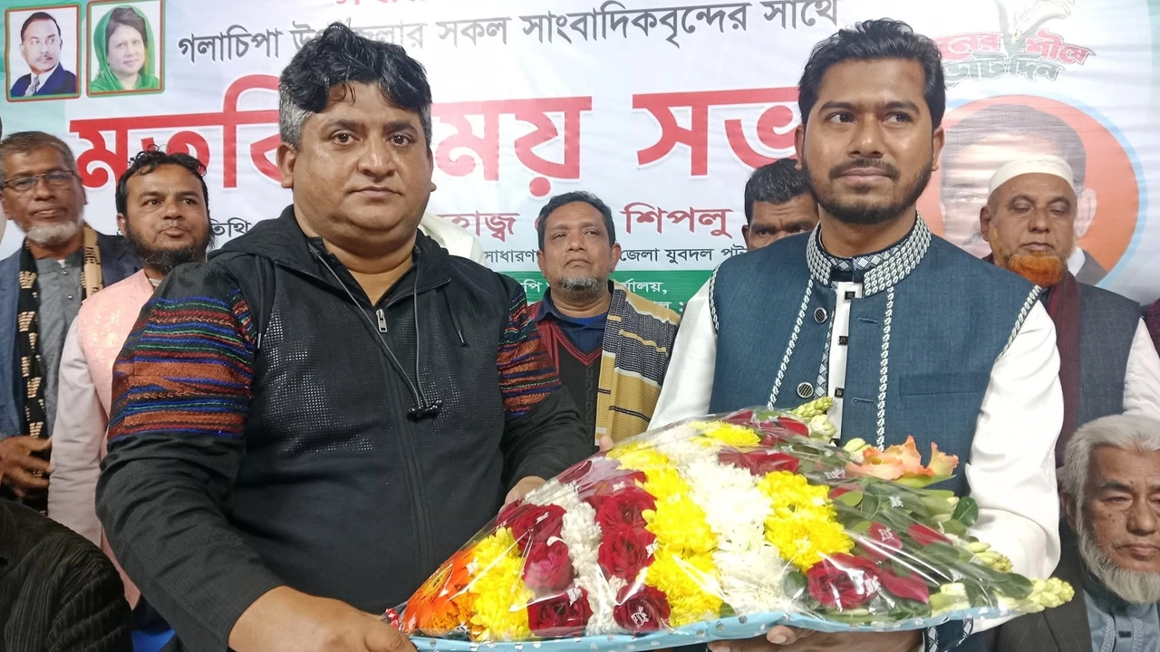 বিএনপির একাংশের নেতাকর্মীরা নুরুল হক নূর ফুলেল শুভেচ্ছা