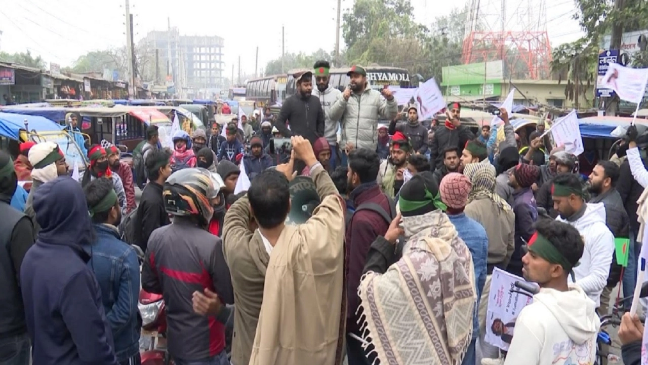 সড়ক অবরোধ করে বিক্ষোভ