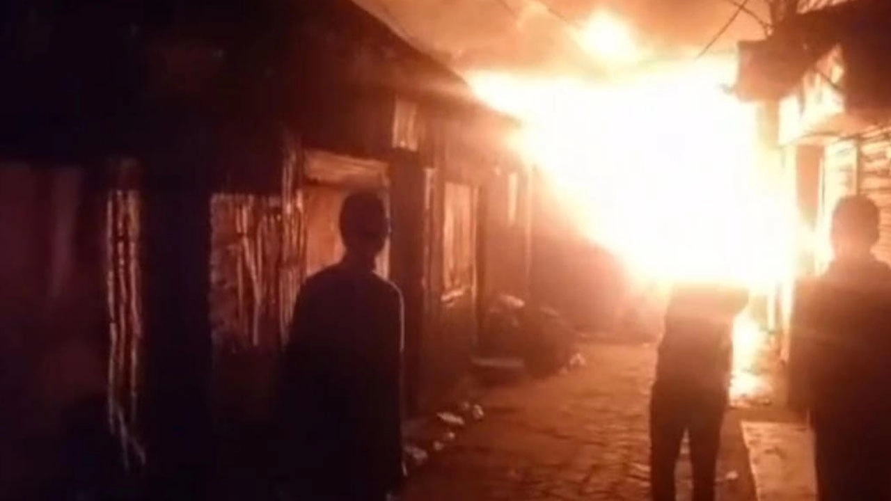 কিশোরগঞ্জের ইটনায় বাজারে অগ্নিকাণ্ড