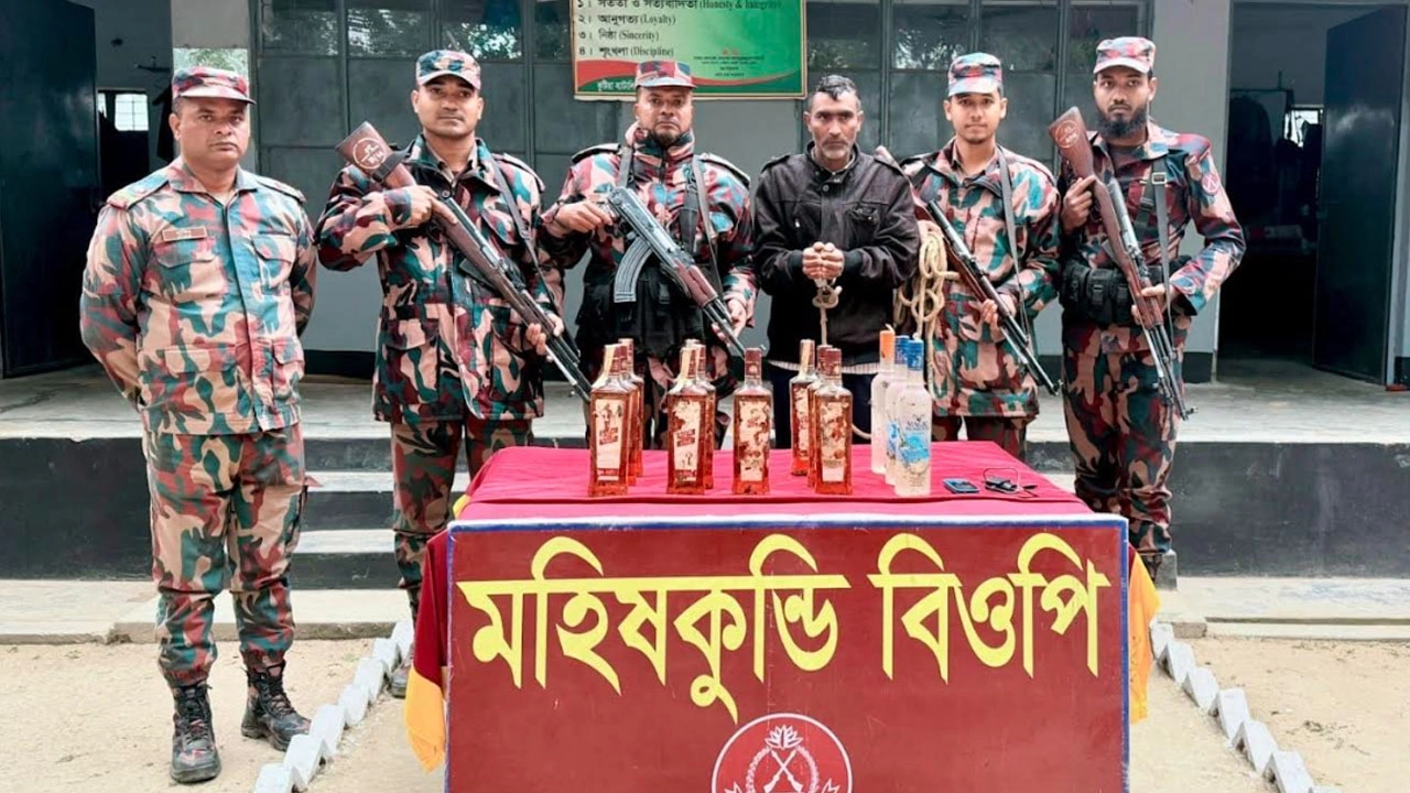ভারতীয় মদসহ একজনকে আটক করেছে বর্ডার গার্ড বাংলাদেশ (বিজিবি)।