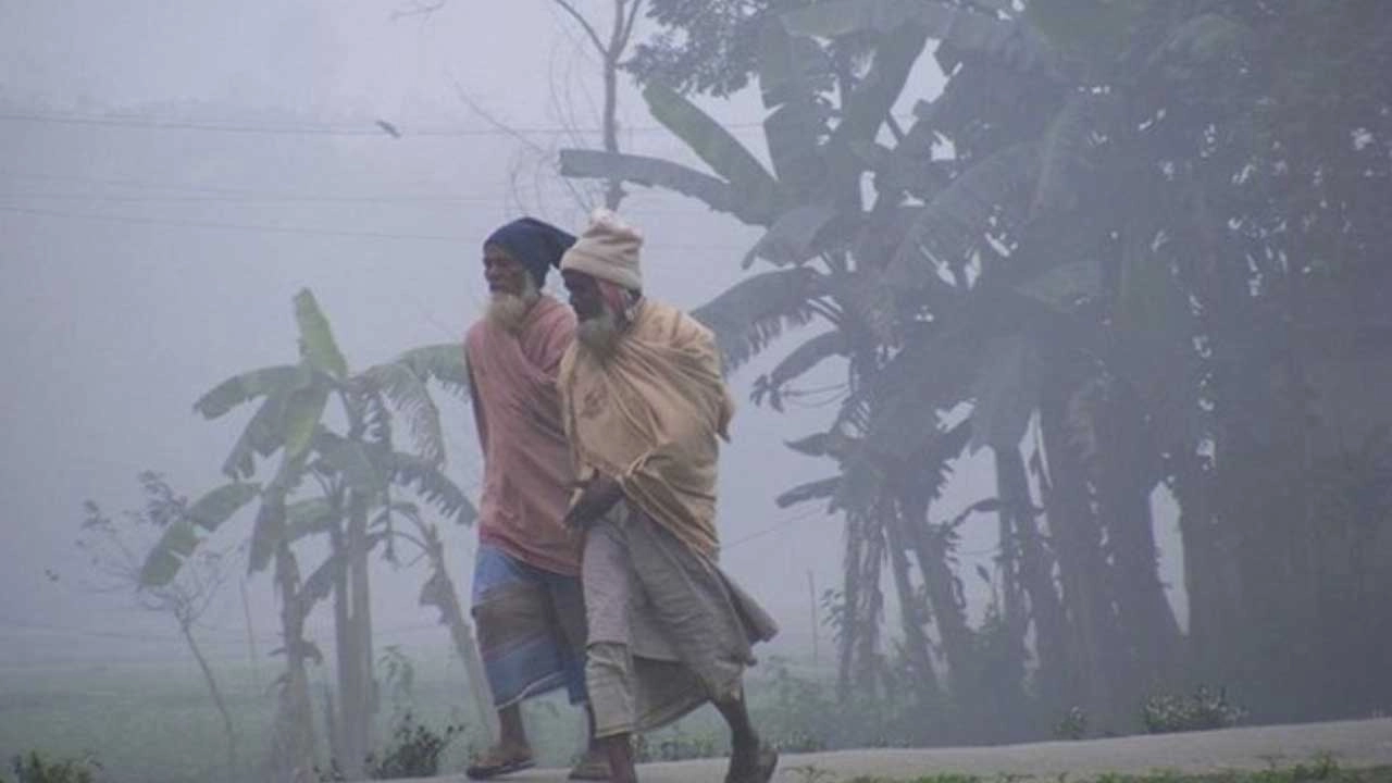 ঘন কুয়াশা মিলিয়ে জনজীবনে নেমে এসেছে চরম দুর্ভোগ