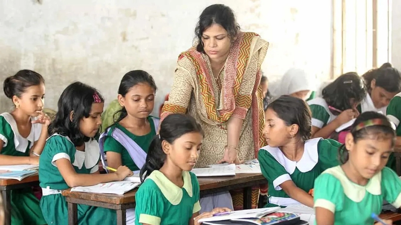 প্রাথমিক স্কুলে ক্লাস নিচ্ছেন এক শিক্ষক