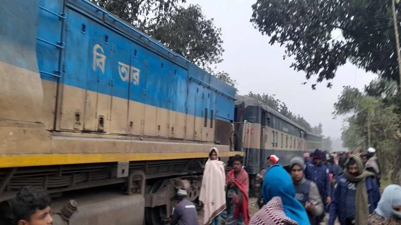 ঢাকাগামী অগ্নিবীণা এক্সপ্রেস ট্রেনের ইঞ্জিনসহ দুটি বগি লাইনচ্যুত হয়েছে