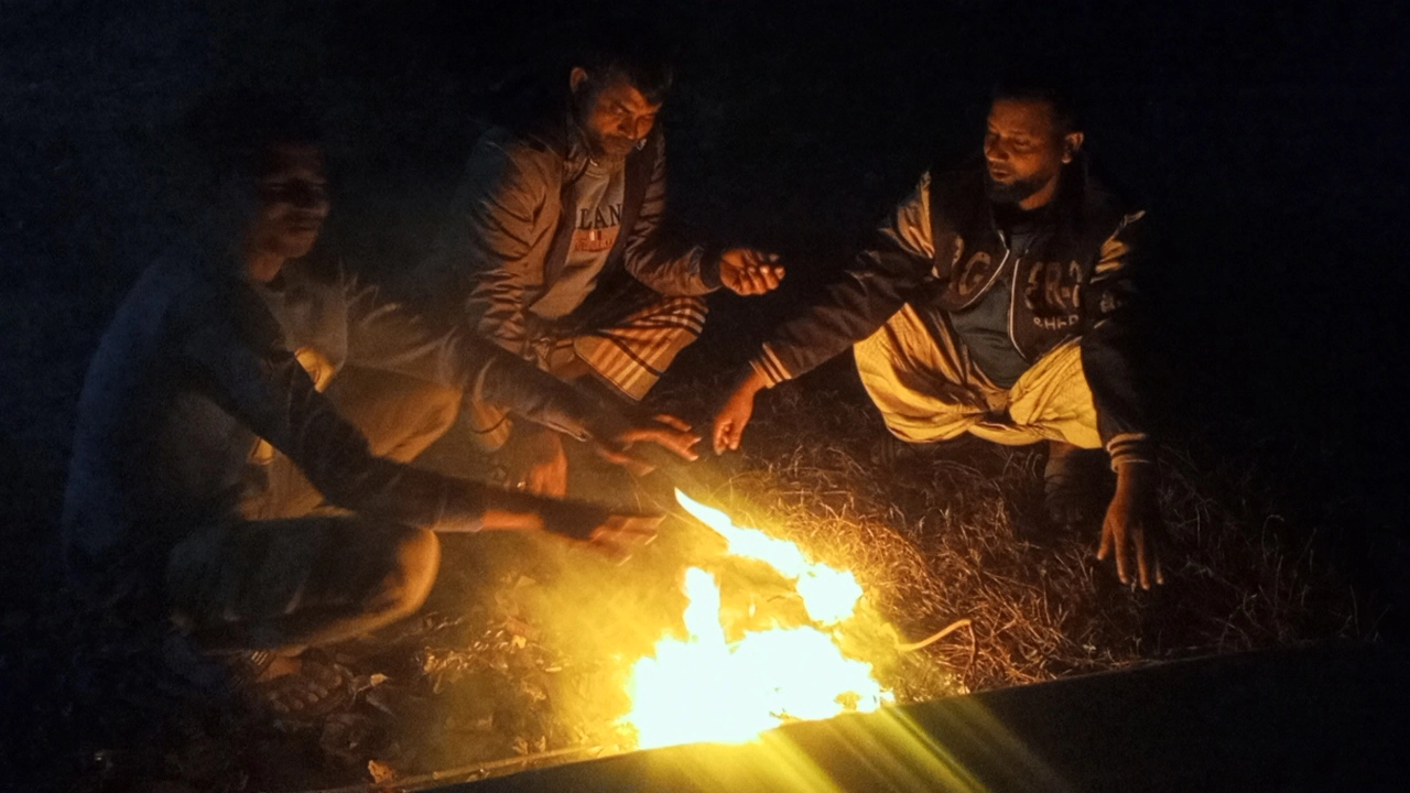 শৈত্যপ্রবাহে স্থবির জনজীবন, সবচেয়ে দুর্ভোগে দরিদ্র মানুষ