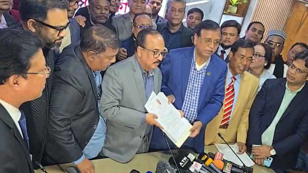 তারেক রহমানের পক্ষে ঢাকা-১৭ আসনের মনোনয়নপত্র জমা দেন বিএনপি নেতা আব্দুস সালাম