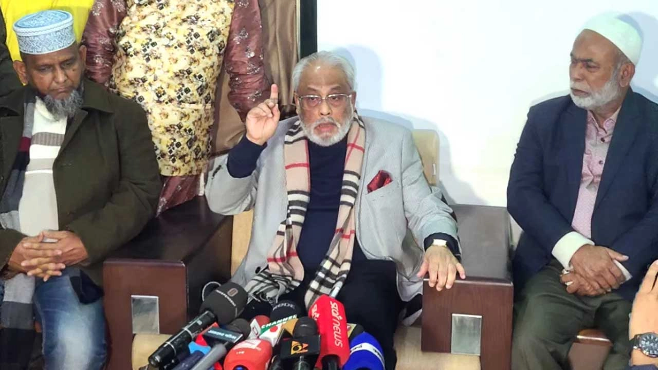 রংপুর নগরীর স্কাইভিউ বাসভবনে সাংবাদিকদের সঙ্গে কথা কলেন জিএম কাদের