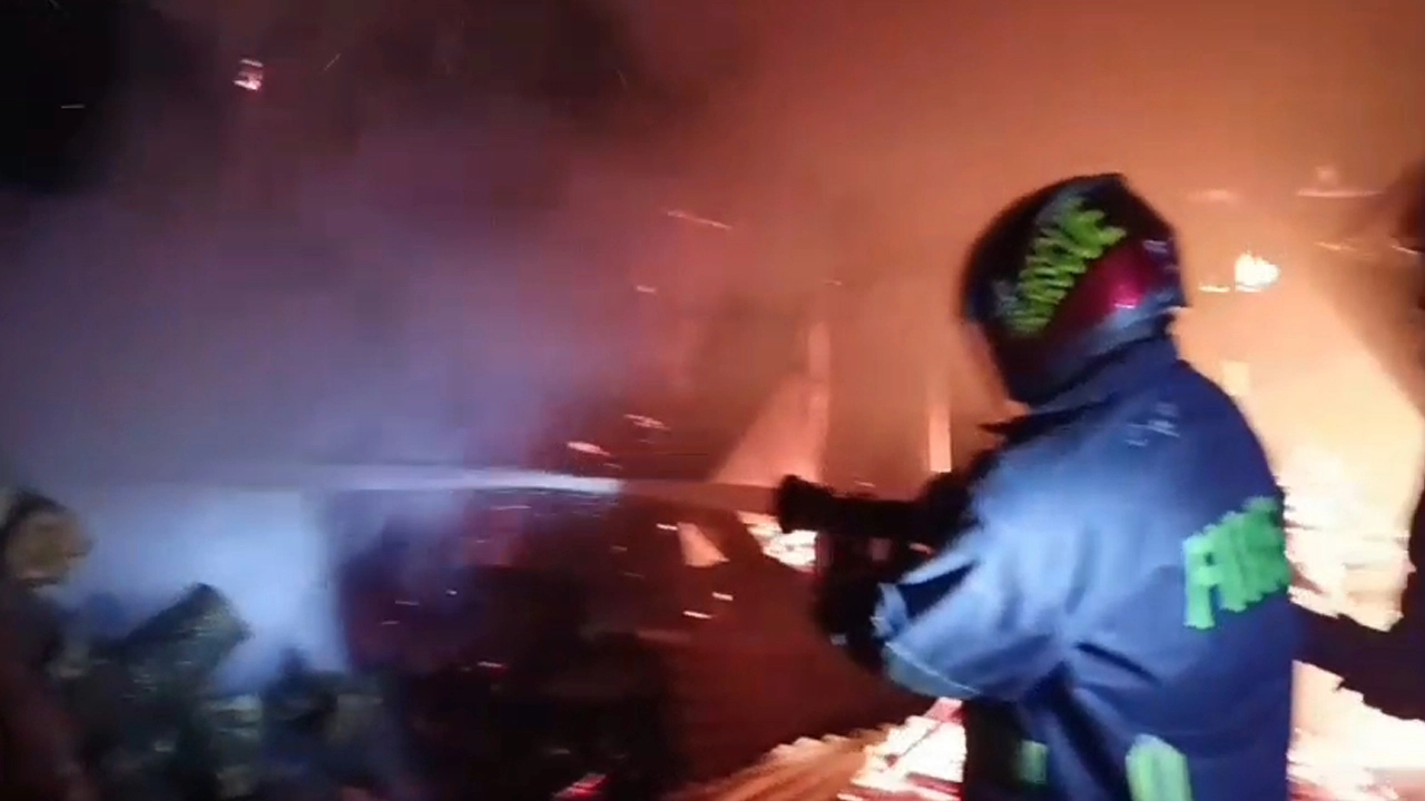 মুন্সীগঞ্জে স’মিলে অগ্নিকাণ্ড, এক ঘণ্টার চেষ্টায় আগুন নিয়ন্ত্রণ