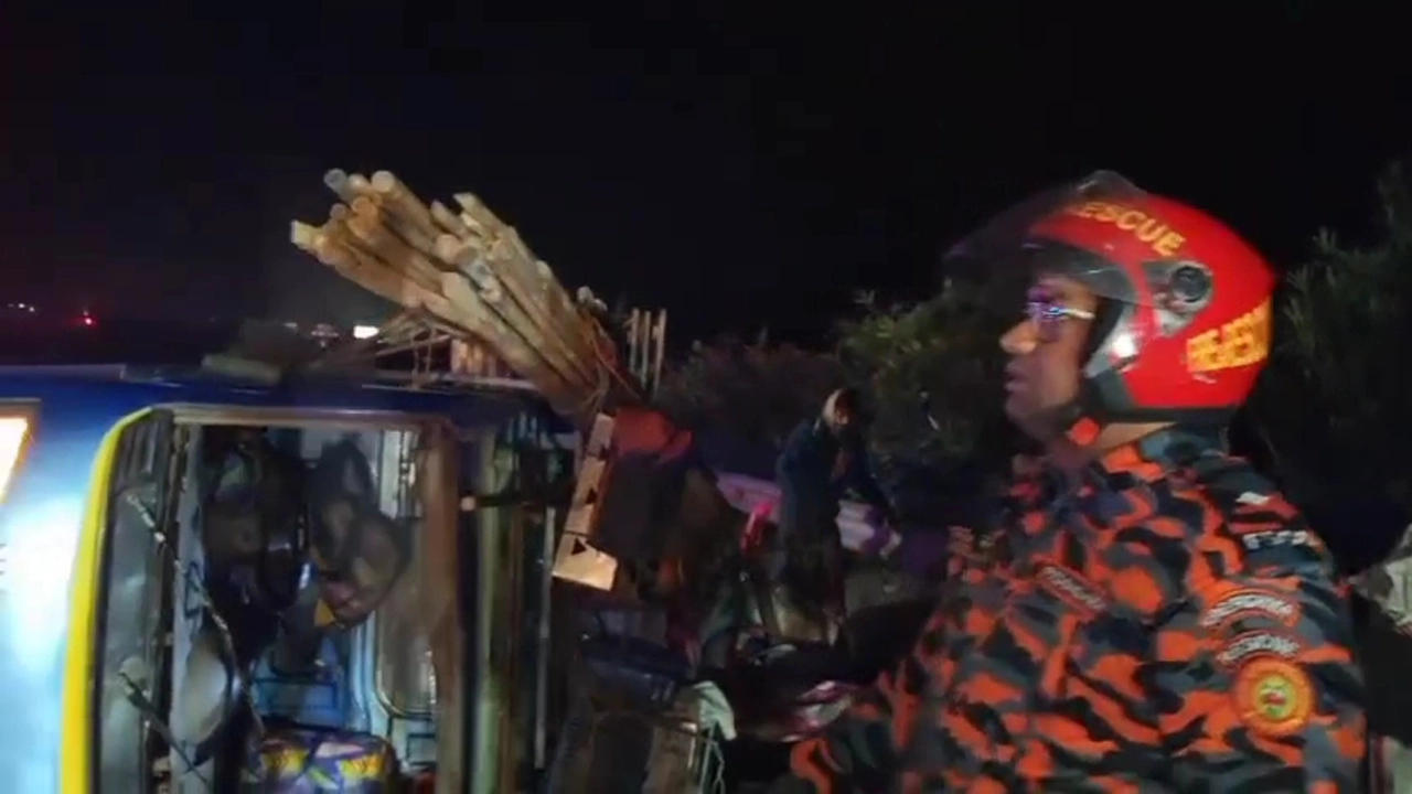 শ্রীনগর উপজেলার কামারখোলা রেল ওভারব্রিজের ঢালে পিকাপ ভ্যান দুর্ঘটনা