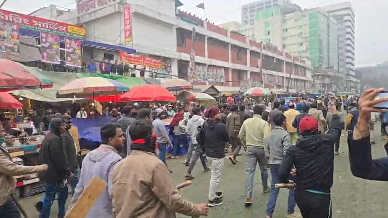 রাজধানীর কারওয়ান বাজারে ব্যবসায়ীদের থেকে চাঁদা নেওয়া বন্ধ করার দাবিতে মানববন্ধন চলাকালে হামলার ঘটনা ঘটেছে।