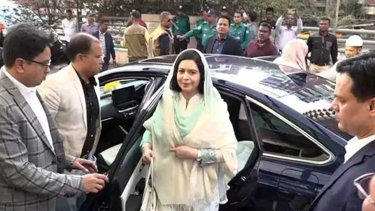 সকাল ১০টার দিকে ডা. জুবাইদা রহমান এভারকেয়ার হাসপাতালে প্রবেশ করেন