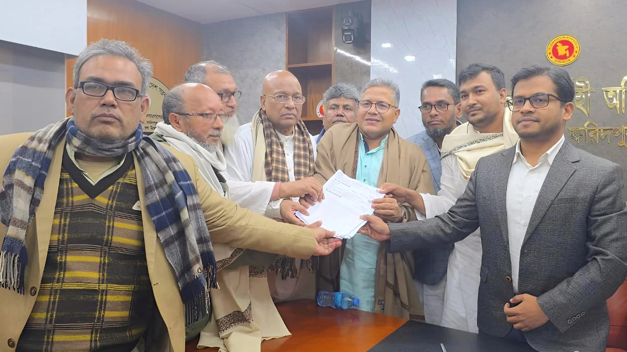 বিএনপি মনোনীত প্রার্থী ও কেন্দ্রীয় কৃষকদলের সাধারণ সম্পাদক মো. শহিদুল ইসলাম বাবুল মনোনয়নপত্র দাখিল