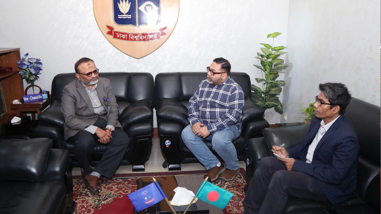 ঢাকা বিশ্ববিদ্যালয়ের উপাচার্যের সঙ্গে যুক্তরাজ্যের সাউথ ওয়েলস বিশ্ববিদ্যালয়ের উপাচার্যের সাক্ষাৎ