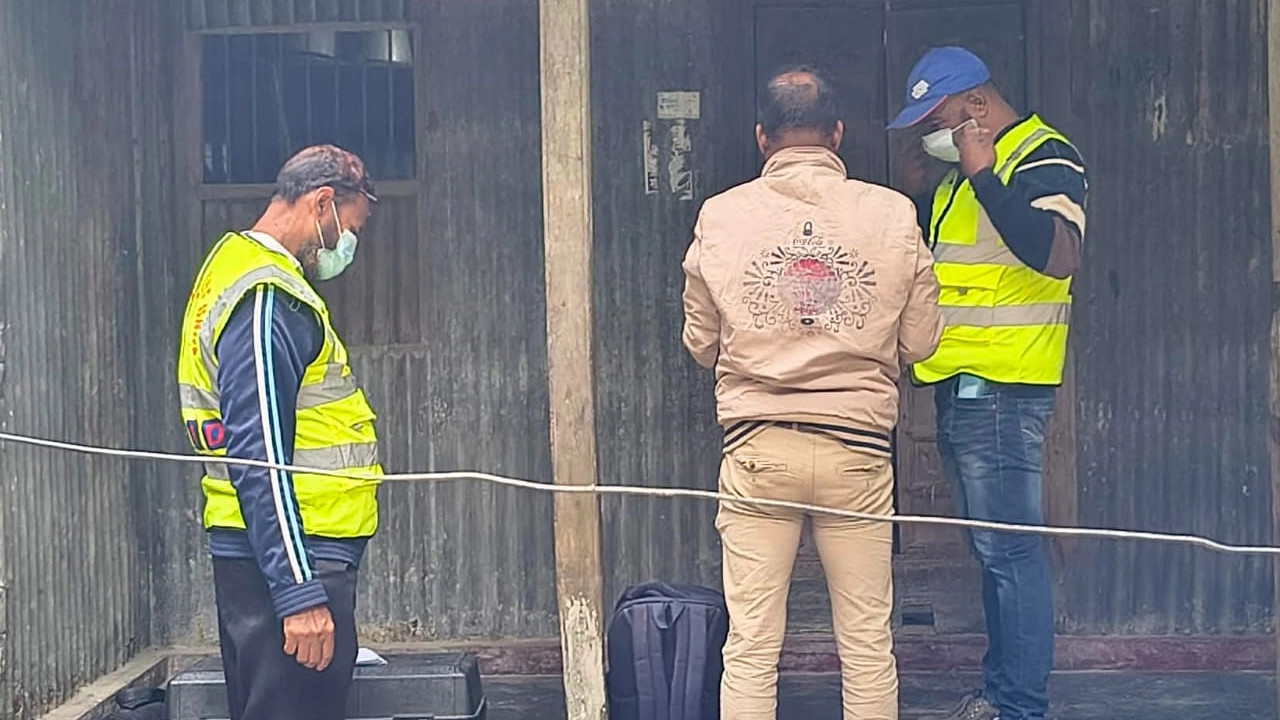 ঘরে ঢুকে রহিমা খাতুন (৯০) নামের এক নারীকে দুর্বৃত্তরা গলা কেটে হত্যা