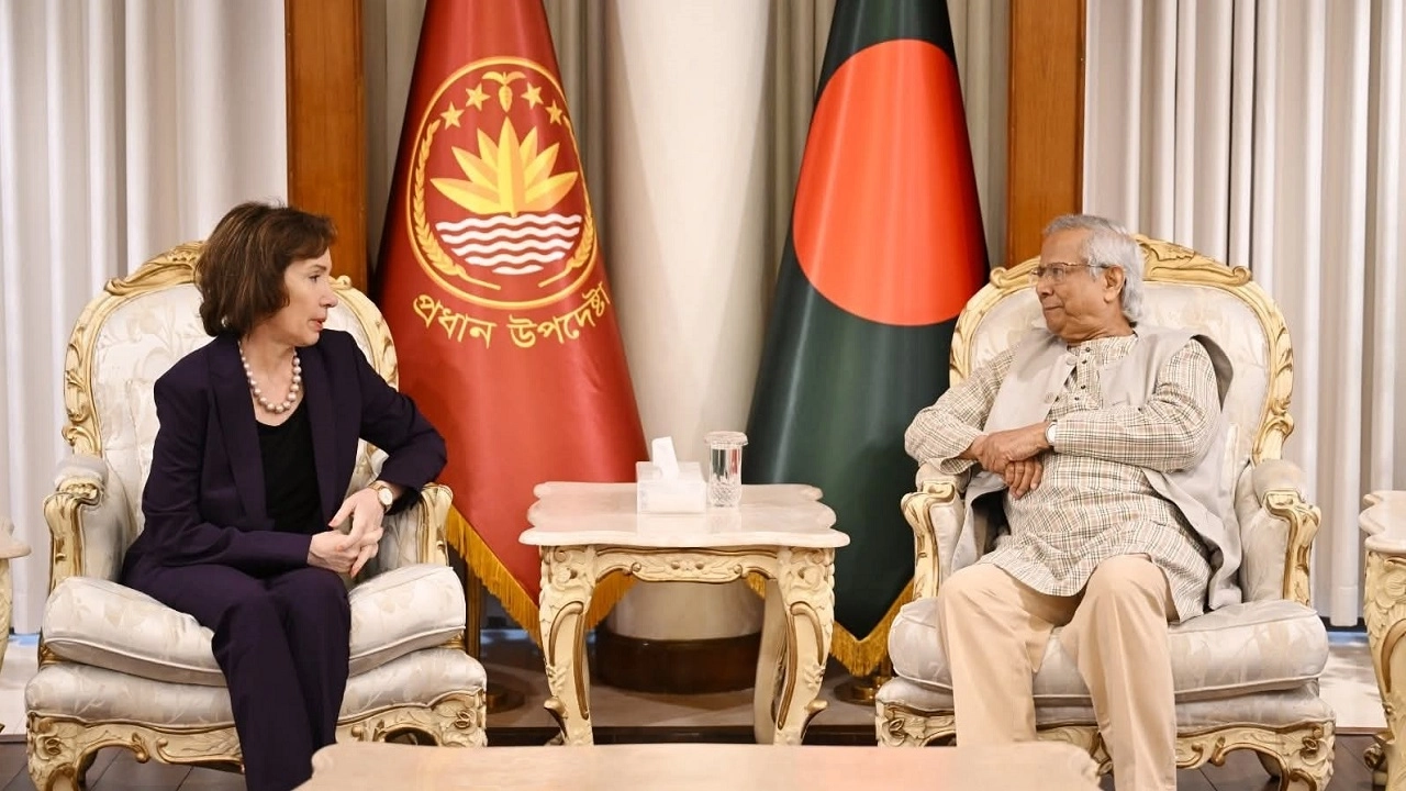 বাংলাদেশে নিযুক্ত যুক্তরাষ্ট্রের চার্জ দ্য অ্যাফেয়ার্স ট্রেসি অ্যান জ্যাকবসন ও প্রধান উপদেষ্টা