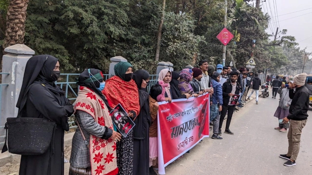 যশোর প্রেস ক্লাবের সামনে মানববন্ধন করেছে আজাদী মঞ্চ।
