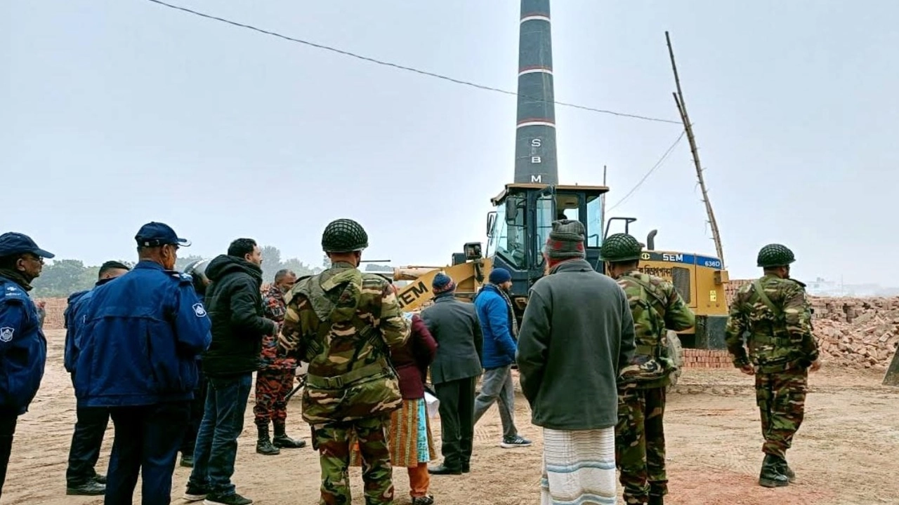 ঈশ্বরদী উপজেলায় অবৈধ ইটভাটায় অভিযান চালিয়েছে যৌথবাহিনী।