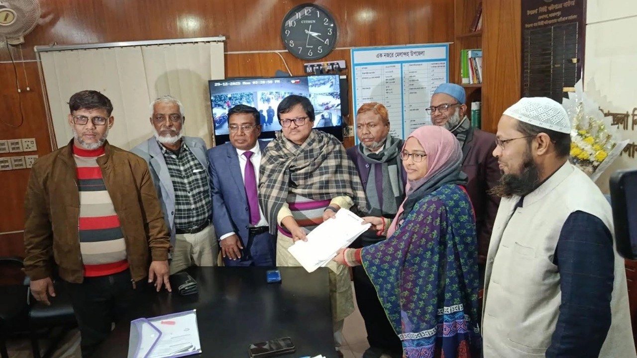 ছবি: জেলা রিটার্নিং কর্মকর্তা ও জেলা প্রশাসক মো. ইউসুপ আলী, অন্যান্য