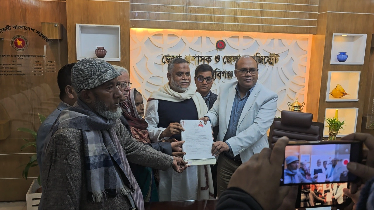 মনোনয়ন জমা দিচ্ছেন প্রার্থীরা