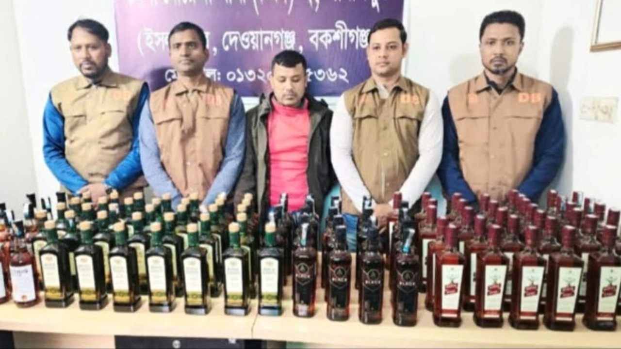 জামালপুর জেলা ডিবি এর  অভিযানে ১১০ বোতল ভারতীয় মদ জব্দ করা হয়েছে।