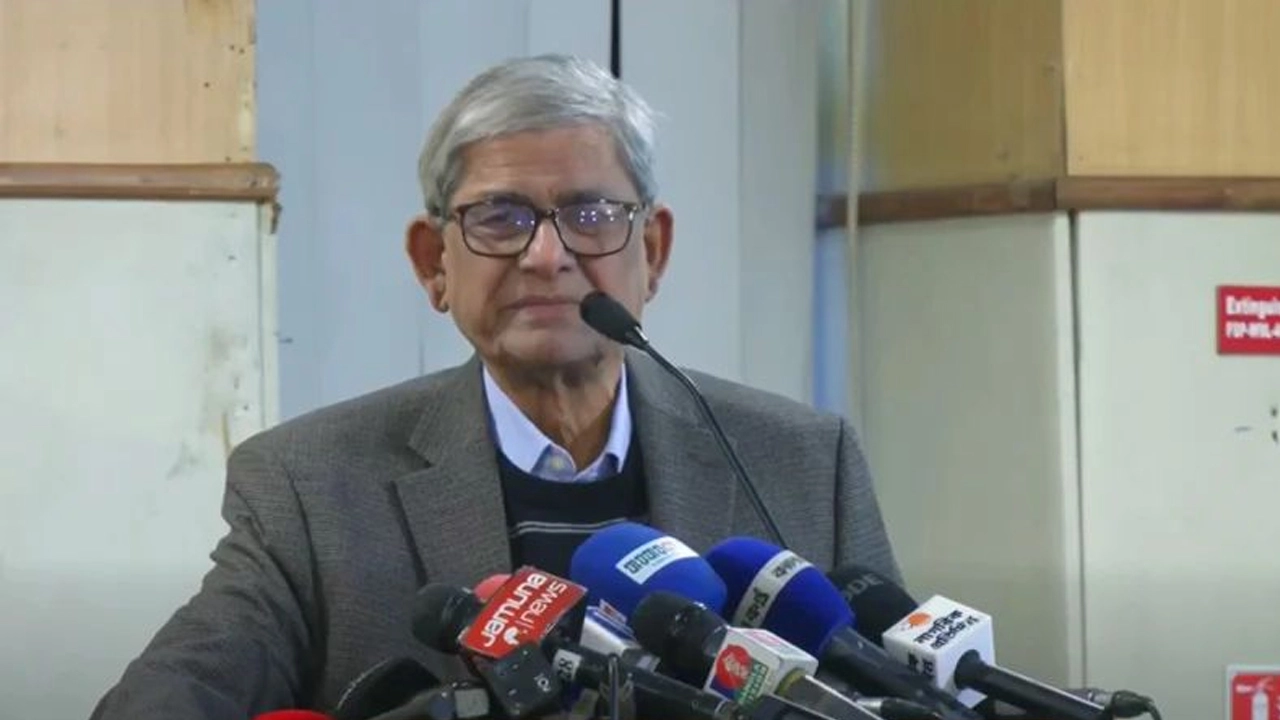 সংবাদ সম্মেলনে বিএনপির মহাসচিব মির্জা ফখরুল ইসলাম আলমগীর