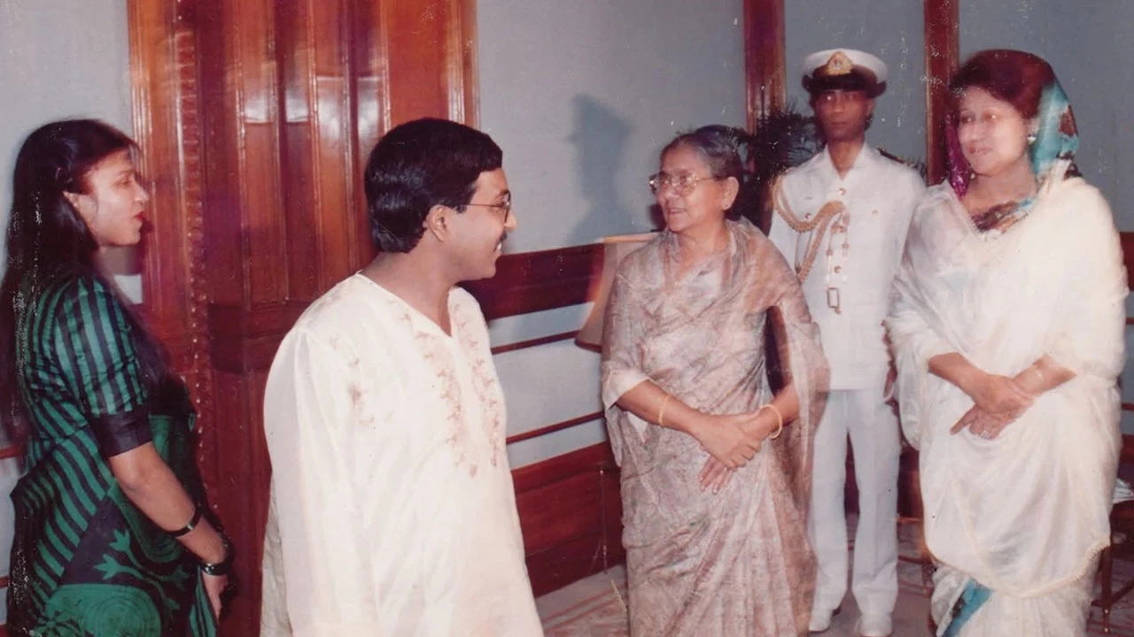 ১৯৯১-৯৬ সালে খালেদা জিয়া প্রধানমন্ত্রী থাকাকালে তৎকালীন উপ-প্রেস সচিব সৈয়দ আবদাল আহমেদ (লেখক) ঈদের শুভেচ্ছা বিনিময়কালে। ছবি: সংগৃহীত