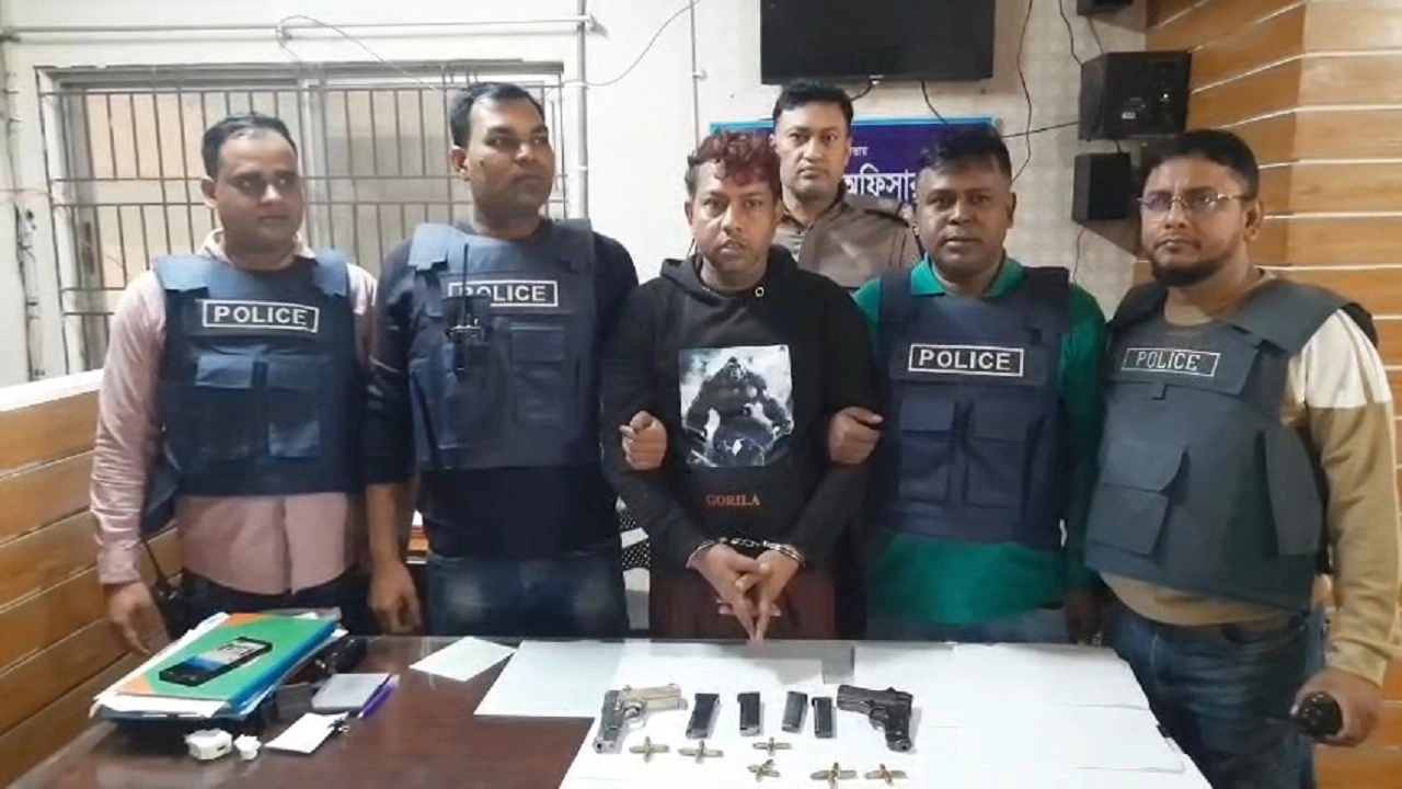 মোসলেম উদ্দিন মিয়া ওরফে মিয়া কসাই  নামে এক  অস্ত্রধারীকে গ্রেপ্তার