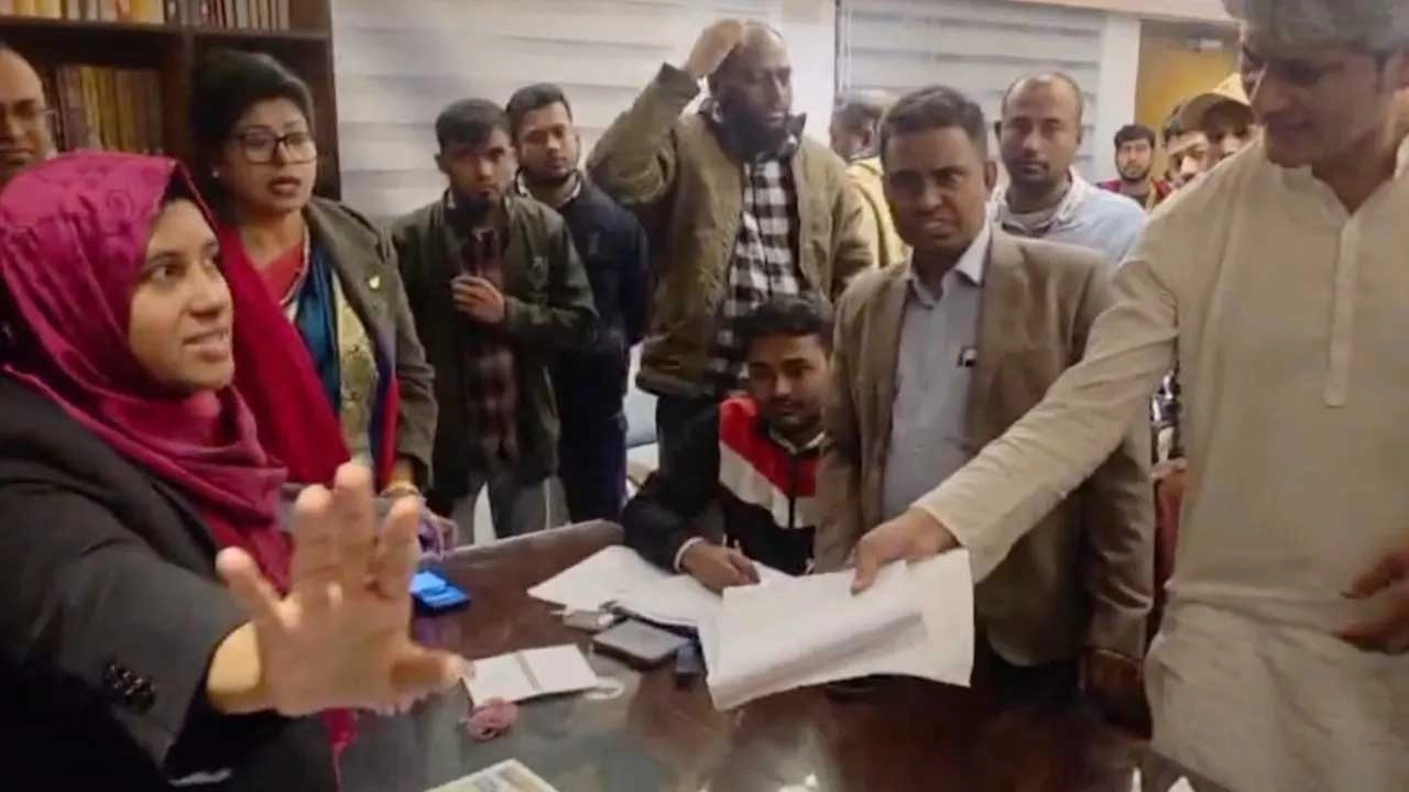 নির্ধারিত সময়র পর কিছু কাগজ জমা দিতে গেলে জুনায়েদ সাকিকে উদ্দেশ করে কথা বলেন সহকারী রিটার্নিং কর্মকর্তা ফেরদৌস আরা। ছবি : ভিডিও থেকে সংগৃহীত