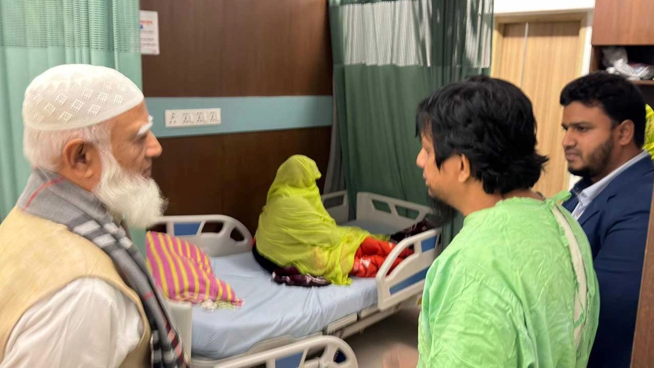 চিকিৎসকের সঙ্গে কথা বলছেন হাসপাতালে আমীর ডা. শফিকুর রহমান