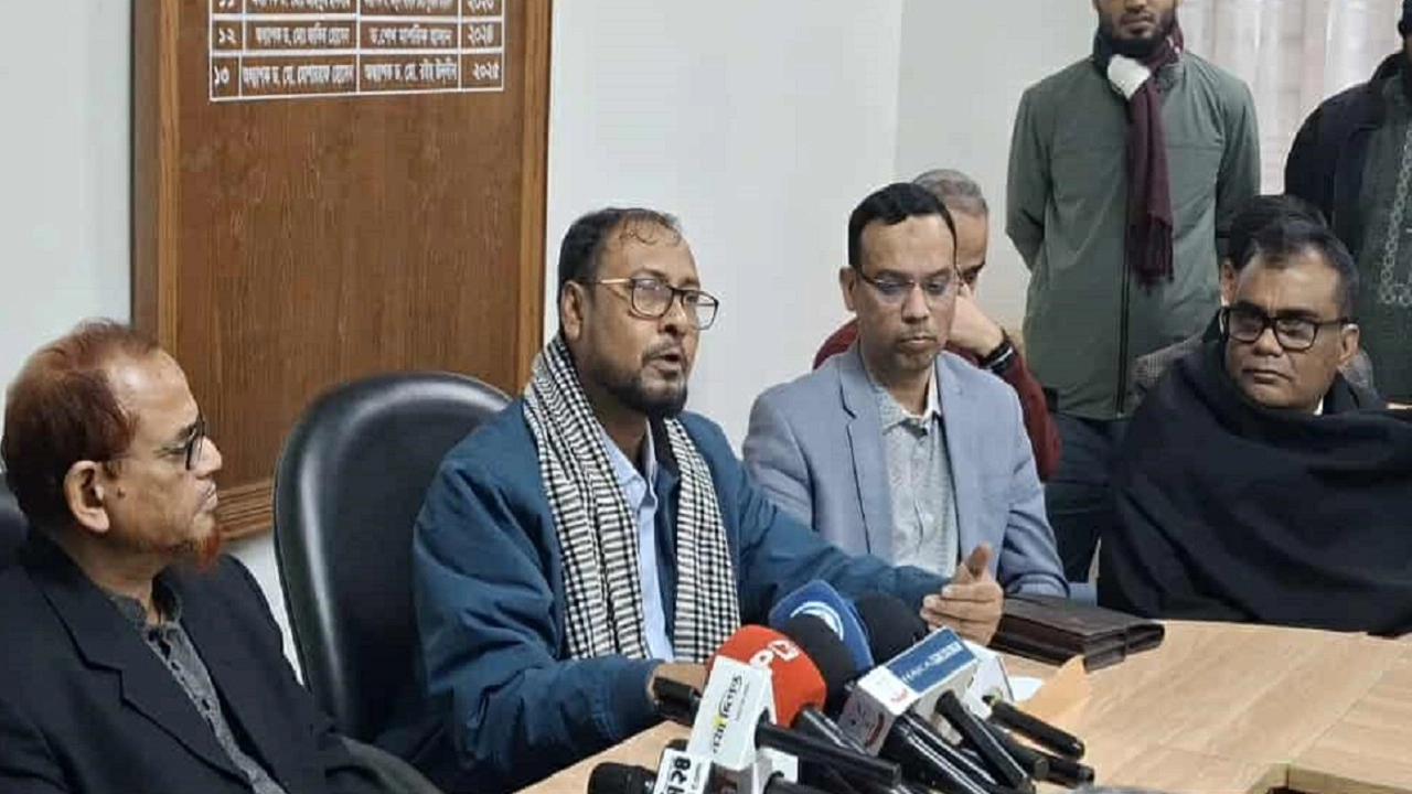 জগন্নাথ বিশ্ববিদ্যালয়ের শিক্ষক সমিতির অফিস কক্ষে জরুরি সংবাদ সম্মেলন