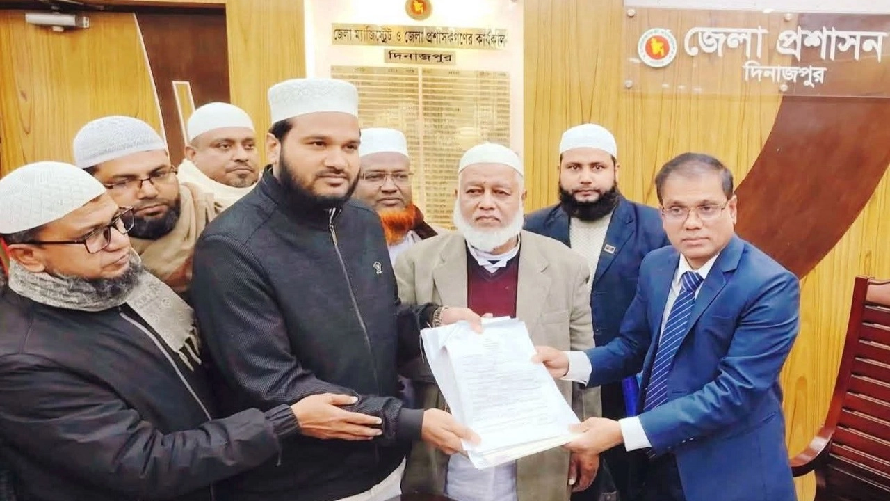 মনোনয়নপত্র জমা দিচ্ছেন