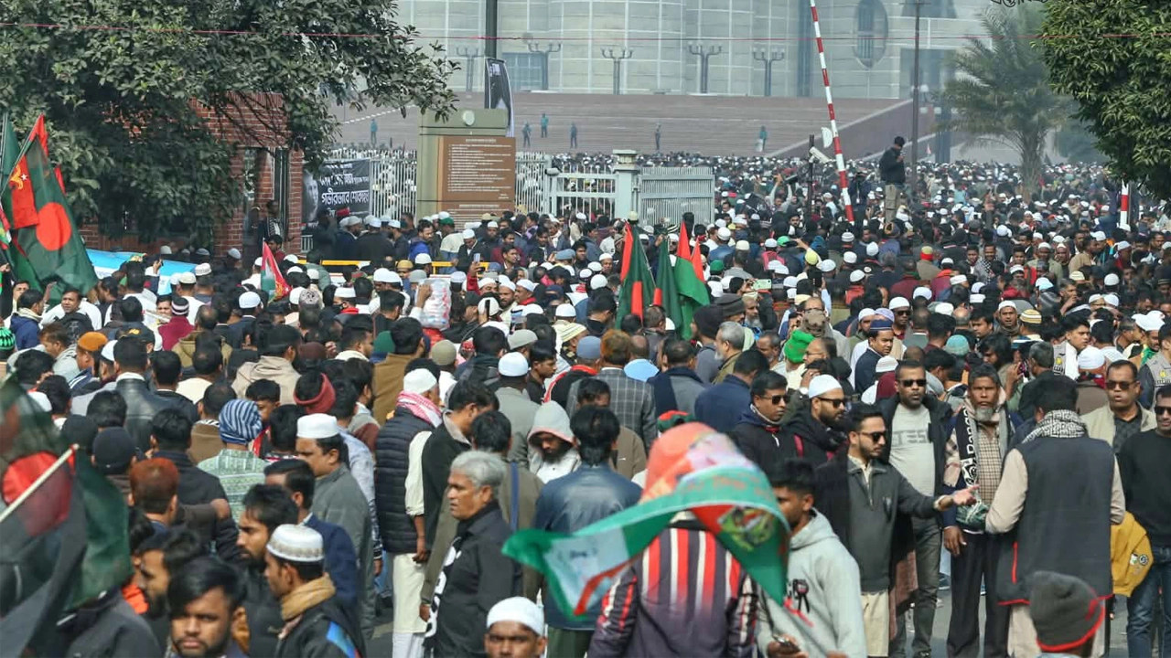 খালেদা জিয়ার জানাজাস্থল মানিক মিয়া এভিনিউ নেতা-কর্মী সাধারণ মানুষের আগমনে  কানায় কানায় পূর্ণ