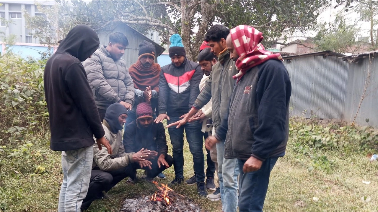 আগুন পোহাচ্ছে লোকজন
