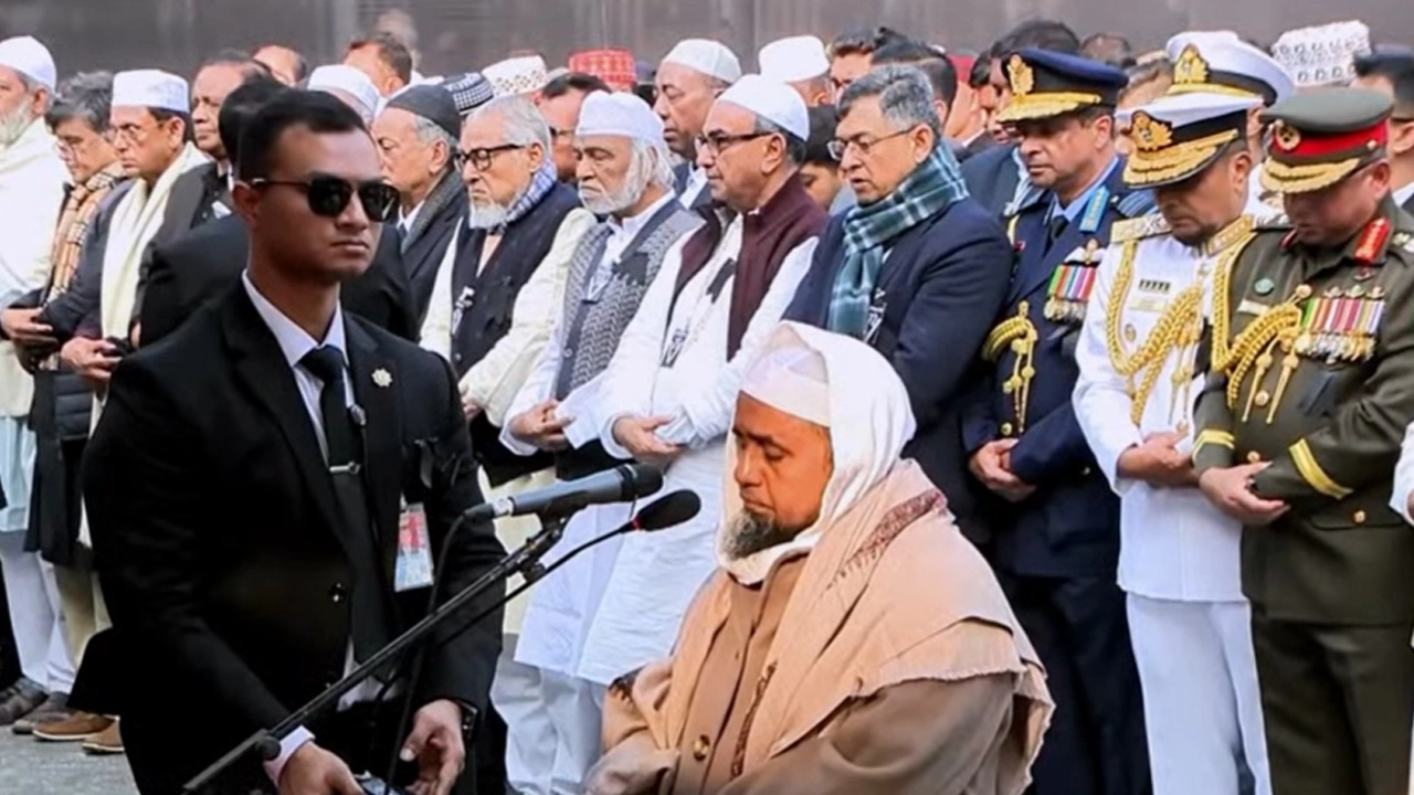 জানাজা পড়াচ্ছেন বায়তুল মোকাররম মসজিদের খতিব মুফতি আবদুল মালেক