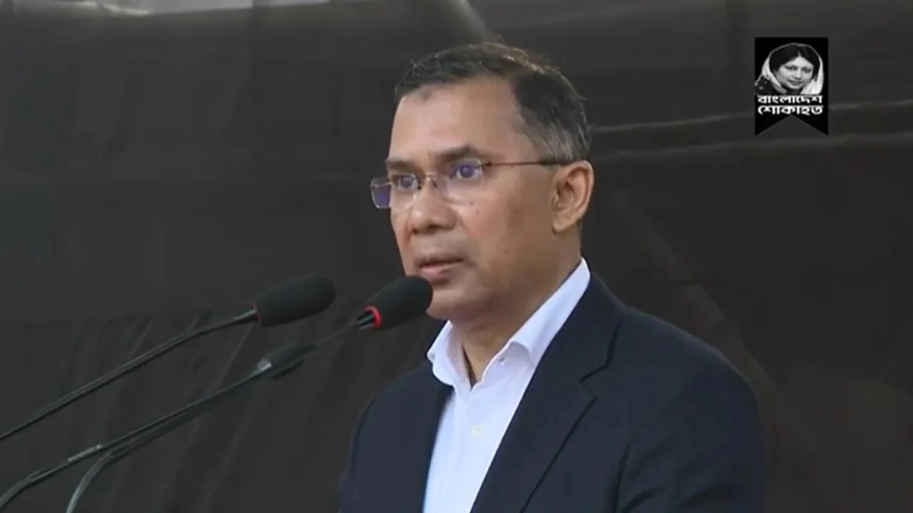 মায়ের জানাজায় সম্পন্ন হওয়ার আগে সংক্ষিপ্ত বক্তব্য দিচ্ছেন তারেক রহমান