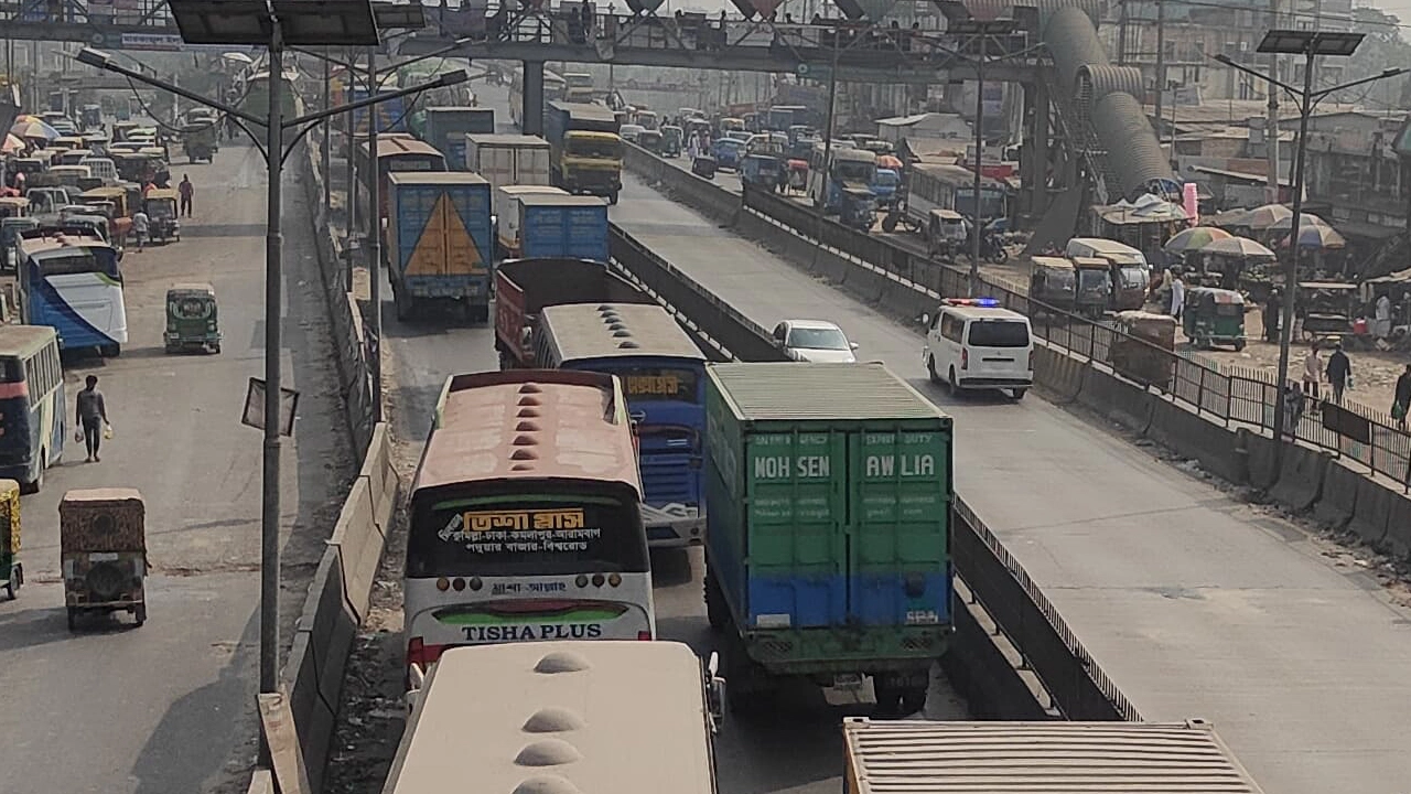 ঢাকা-চট্টগ্রাম মহাসড়কের ১০ কিলোমিটার জুড়ে তীব্র যানজ