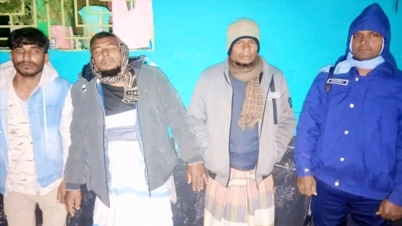 দেশীয় অস্ত্রসহ তিনজন আটক